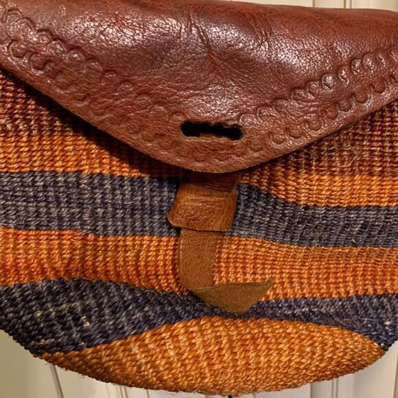 Women's Leather and wicker Crossbody Satchel Handbag - Picture 2 of 5